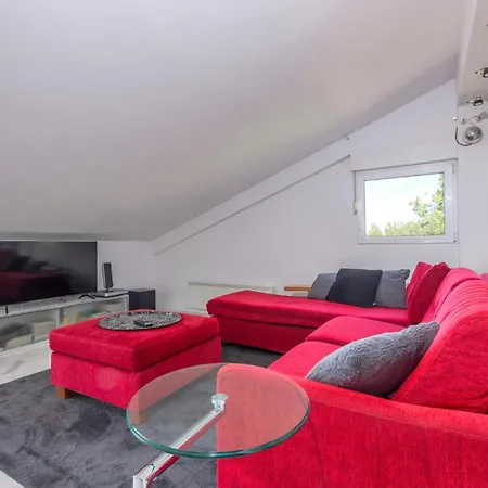 2 Bedroom Awesome In Krilo Apartmán