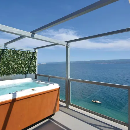 Gorgeous In Krilo With Jacuzzi Apartament